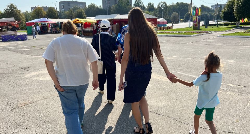 Ребенка заберет полиция, а родитель получит штраф: за такие прогулки российские семьи ждет наказание
