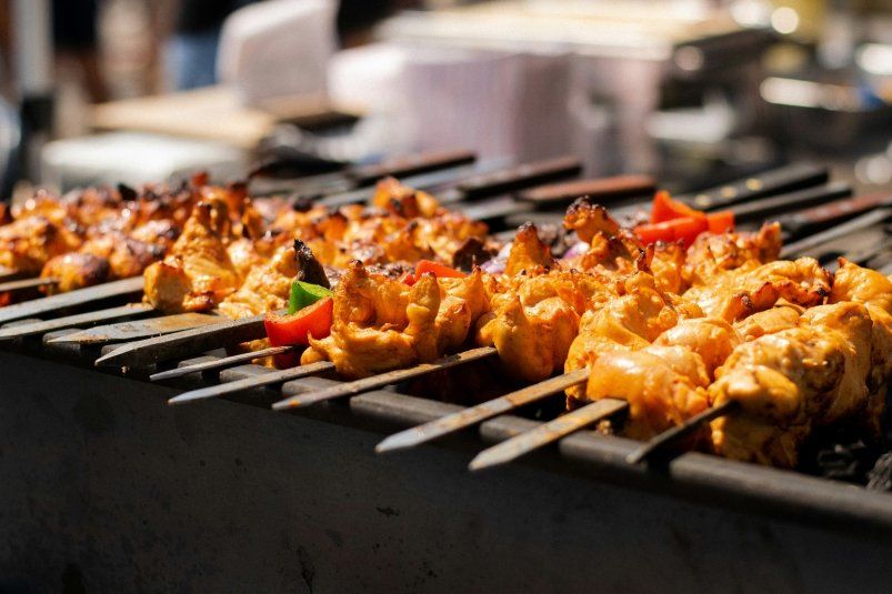 Мясо было вкусным, но потом начался ад — чем лечиться, если праздничный ужин вышел боком
