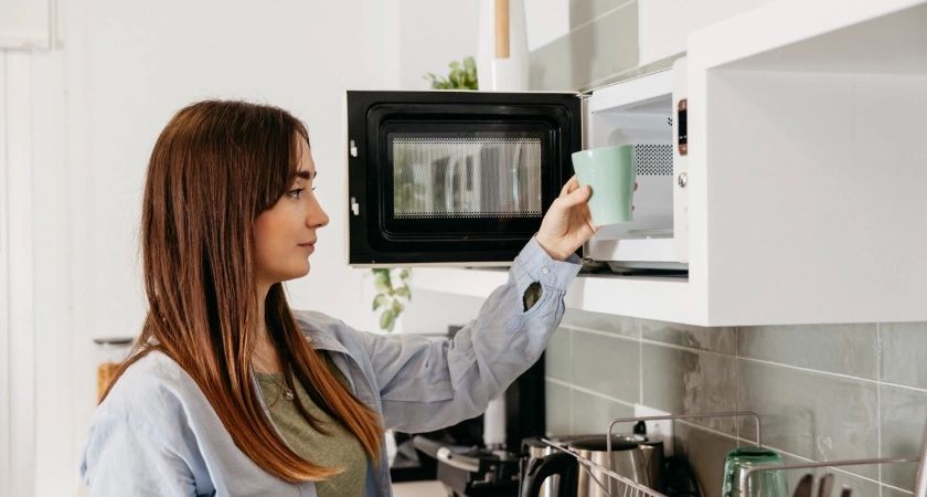 "Микроволновка превращает еду в яд?": 7 запрещенных к разогреву продуктов