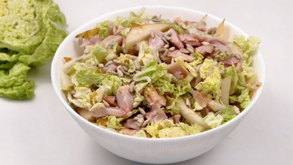 Легкий и Вкусный Салат: Пекинская Капуста с Грушей за 5 Минут