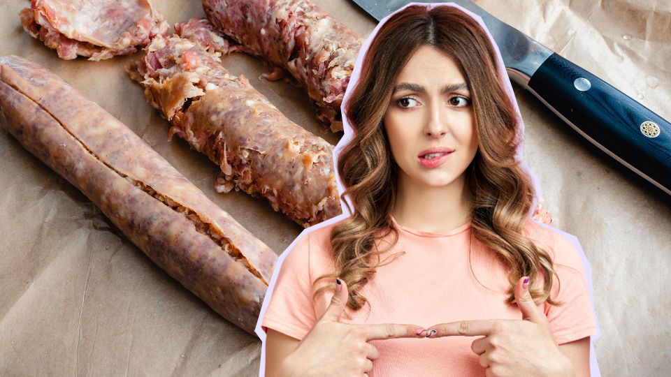 Отскабливать не придется: всего пара минут и шкурка с копченой колбасы отойдет сама