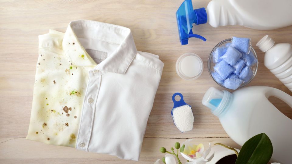 Никакой дорогой химии: удалить пятна на одежде поможет домашнее средство