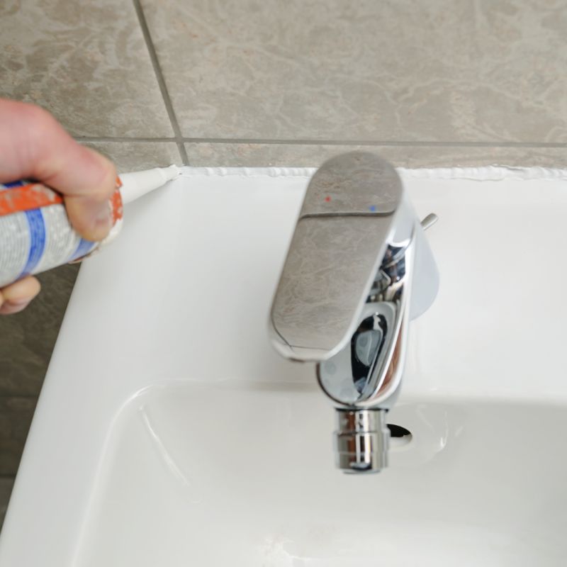 Плесень в ванной: как избавиться от грибка и защитить здоровье