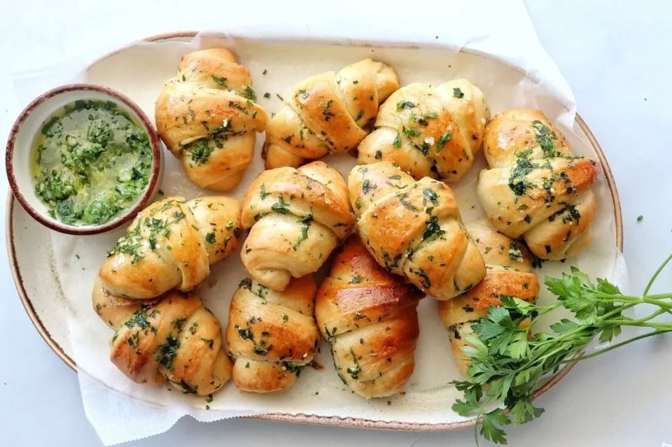 Закусочные рогалики с чесноком — история простого вкуса и домашней выпечки