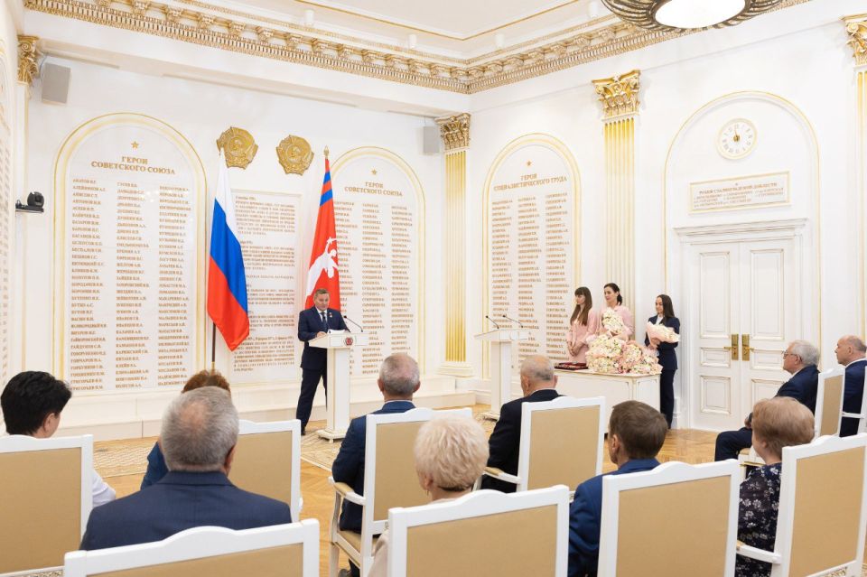 За особые заслуги: в преддверии Дня России Андрей Бочаров вручил жителям Волгоградской области государственные награды