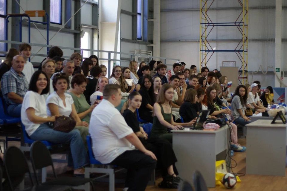 Товарищеский матч по футболу в честь Дня России и Года Защитника Отечества объединил поколения!