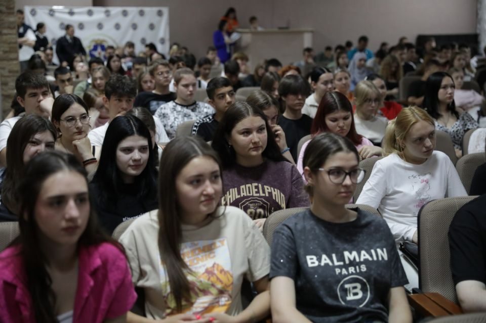 Первый заместитель председателя Волгоградской городской Думы Дмитрий Дильман принял участие в торжественном мероприятии «Путешествие сквозь Века», организованном ко Дню России студентами и преподавателями волгоградского...