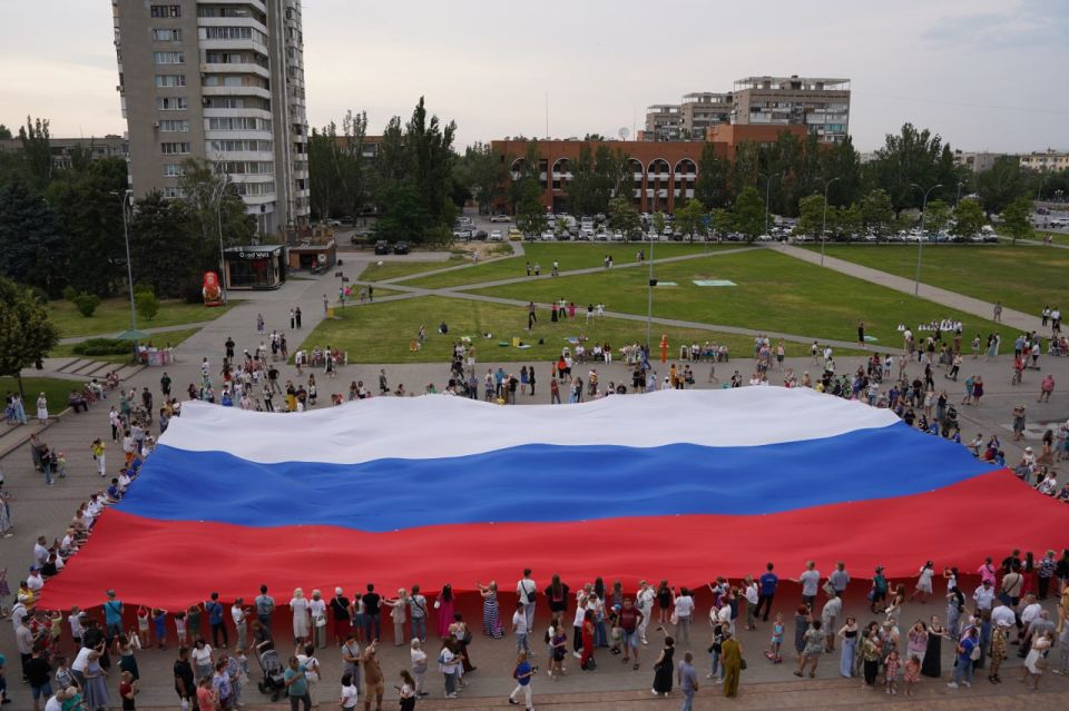 Гигантский триколор украсил главную площадь города в День России