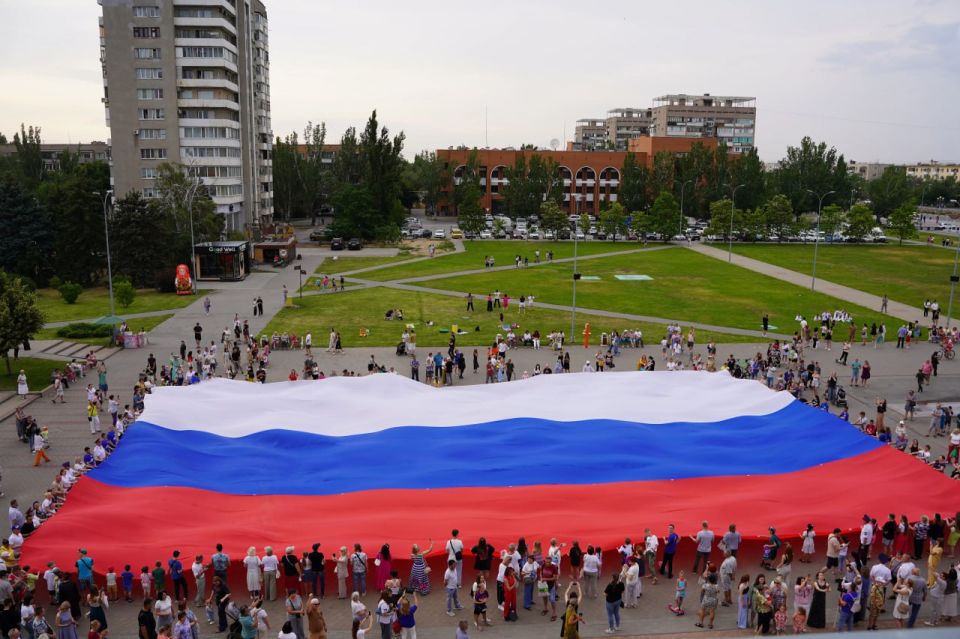 Гигантский триколор украсил главную площадь города в День России