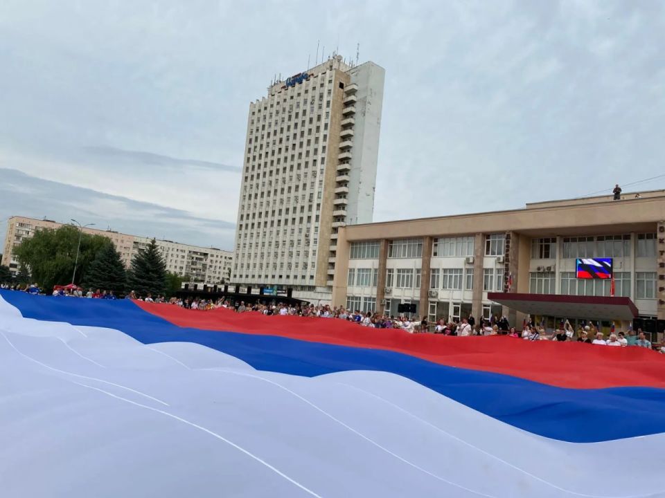 Гигантский триколор украсил главную площадь города в День России