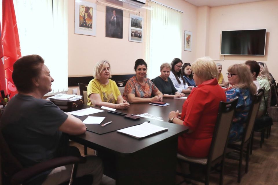 В Сталинградском обкоме КПРФ при участии Первого секретаря областного комитета, руководителя фракции КПРФ регионального парламента Тамары Головачевой прошла встреча с женщинами-делегатами VI отчетно-выборного Съезда ВЖС...