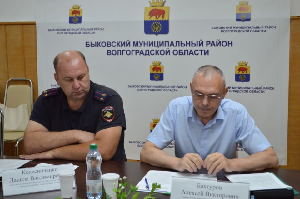 Организацию несения казаками государственной службы по охране общественного порядка на территории региона обсуждали сегодня на заседании рабочей группы в Быковском муниципальном районе
