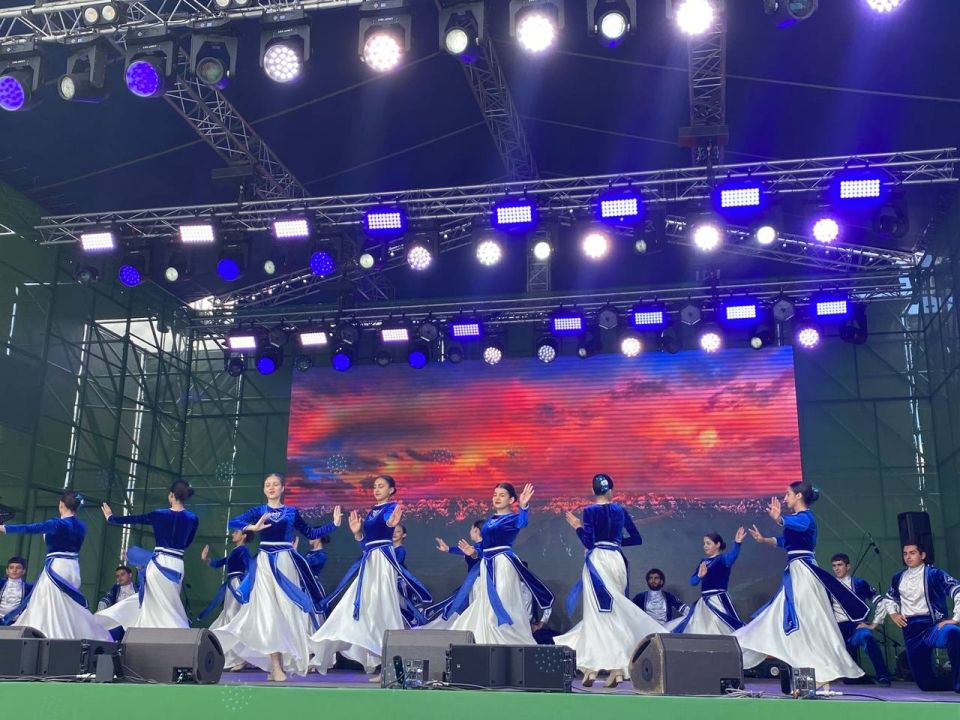 Творческие коллективы города Волжского выступают на выставке Всероссийского Дня поля