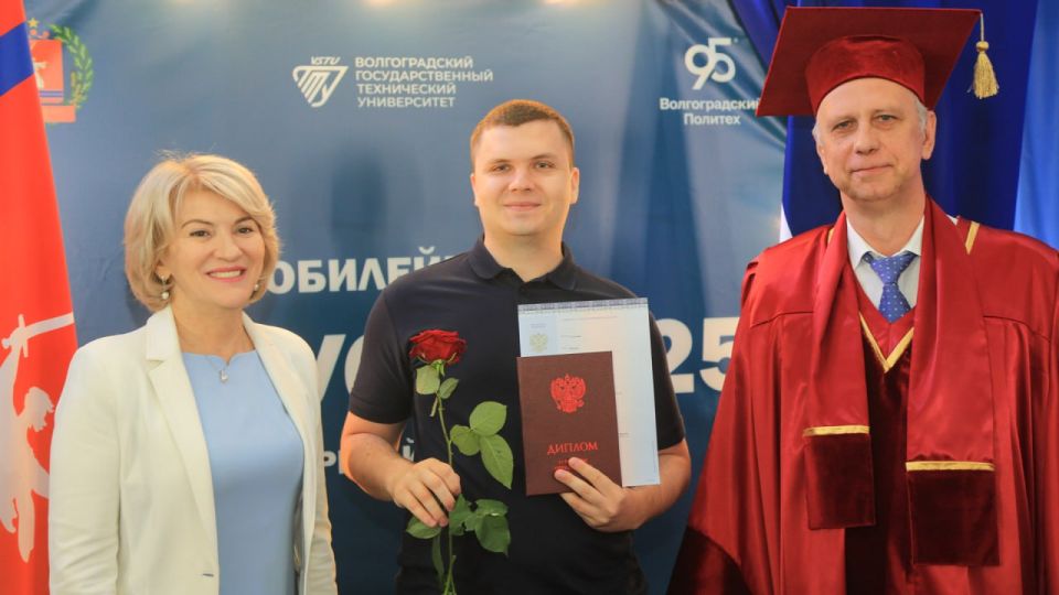 Сегодня в ВолгГТУ были вручены красные дипломы выпускникам бакалавриата и магистратуры, а в ВГСПУ лучших выпускников этого года наградили благодарственными письмами за особые заслуги