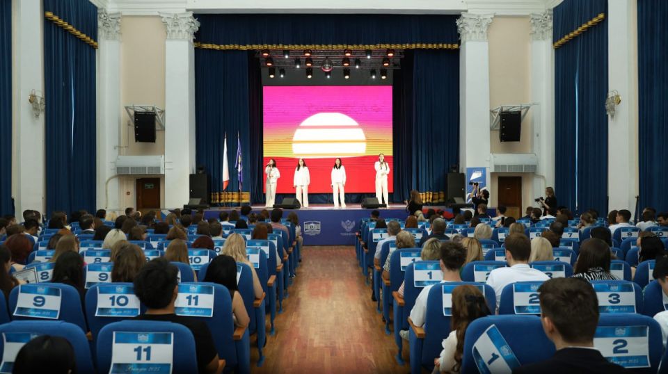 Сегодня в ВолгГТУ были вручены красные дипломы выпускникам бакалавриата и магистратуры, а в ВГСПУ лучших выпускников этого года наградили благодарственными письмами за особые заслуги