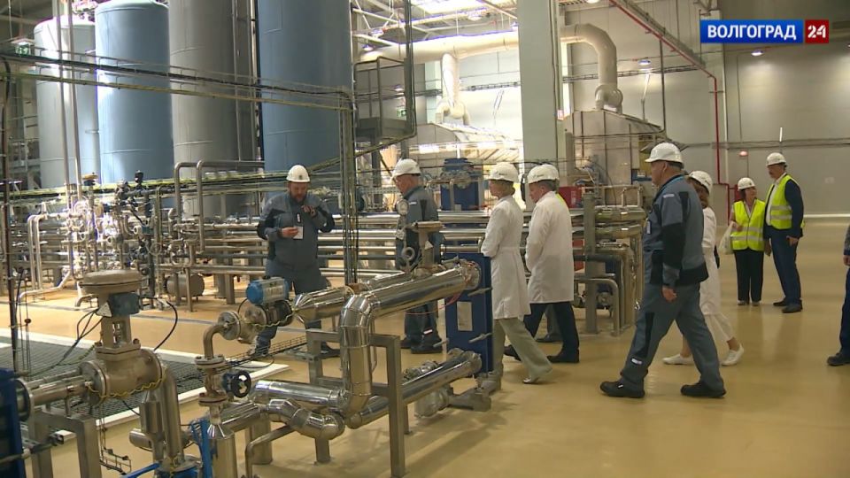Губернатор Андрей Бочаров и министр сельского хозяйства России Оксана Лут посетили передовые предприятия агрокомплекса