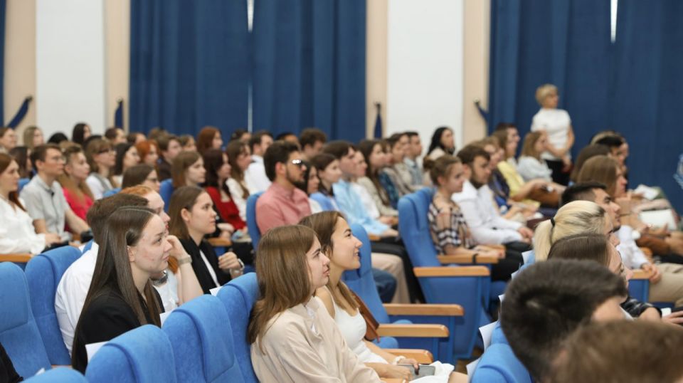 Сегодня в ВолгГТУ были вручены красные дипломы выпускникам бакалавриата и магистратуры, а в ВГСПУ лучших выпускников этого года наградили благодарственными письмами за особые заслуги