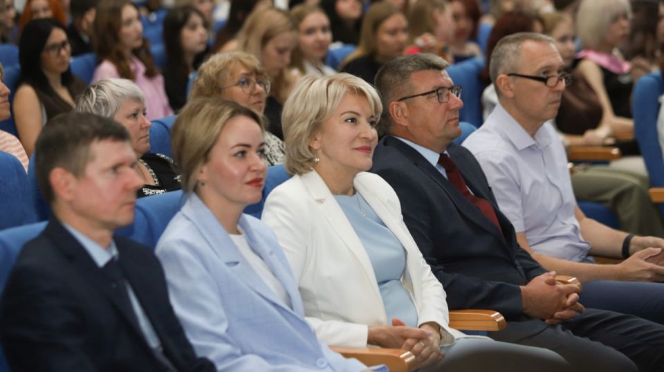 Сегодня в ВолгГТУ были вручены красные дипломы выпускникам бакалавриата и магистратуры, а в ВГСПУ лучших выпускников этого года наградили благодарственными письмами за особые заслуги