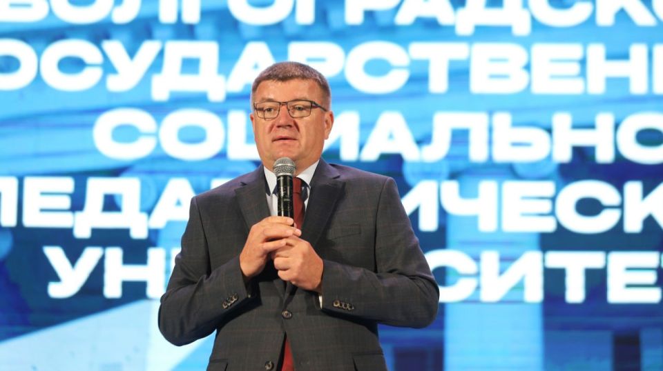 Сегодня в ВолгГТУ были вручены красные дипломы выпускникам бакалавриата и магистратуры, а в ВГСПУ лучших выпускников этого года наградили благодарственными письмами за особые заслуги
