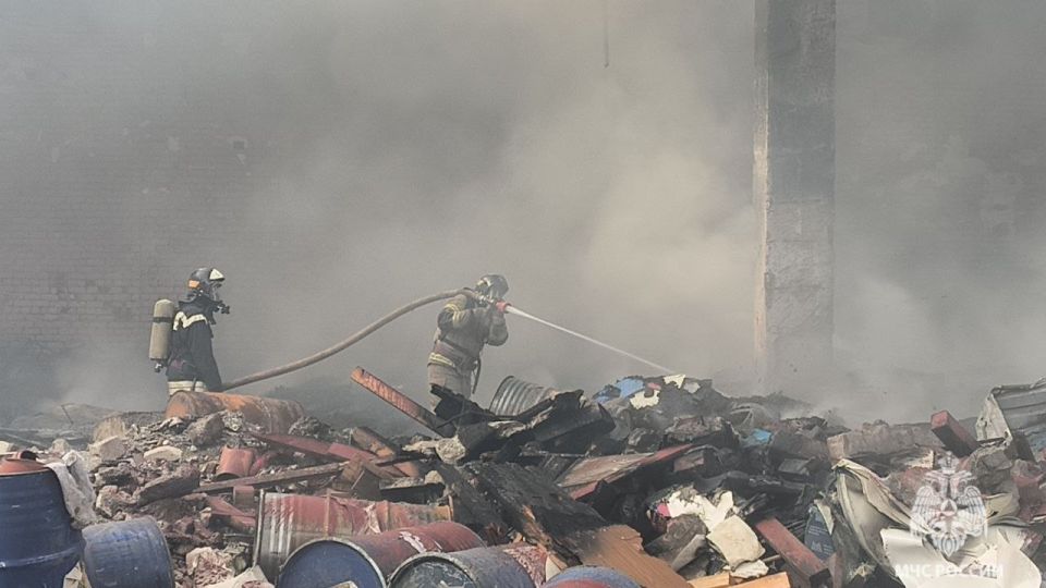 Пожар в Дзержинском районе Волгограда тушат сотрудники МЧС