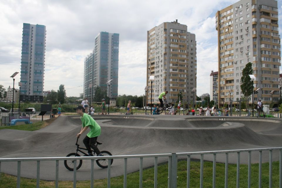 В Дзержинском районе открылся обновленный парк Героев-летчиков