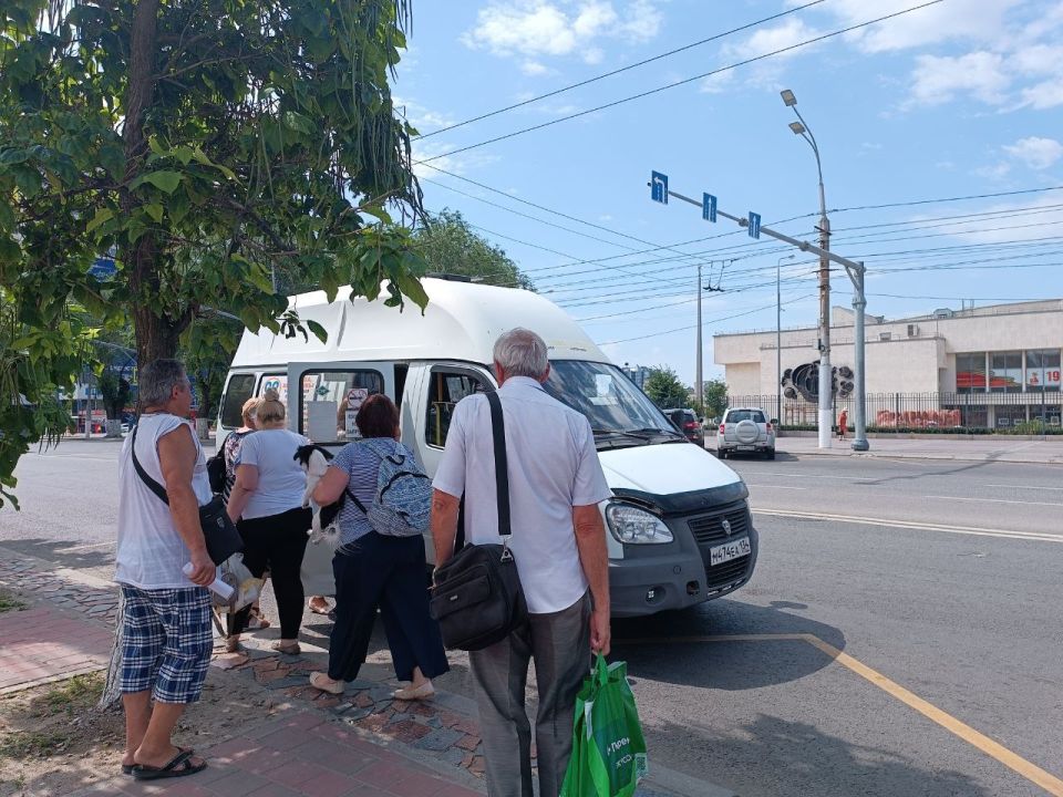 Это издевательство: волгоградцы по 40 минут ждут автобус из центра до Ангарского, прячась от солнца под деревьями
