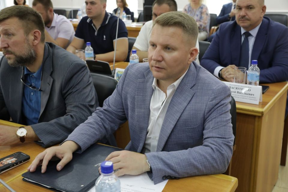 Депутаты гордумы сегодня единогласно одобрили проект решения об утверждении персональных стипендий Волгоградской городской Думы для 65 талантливых школьников на 2025-2026 учебный год