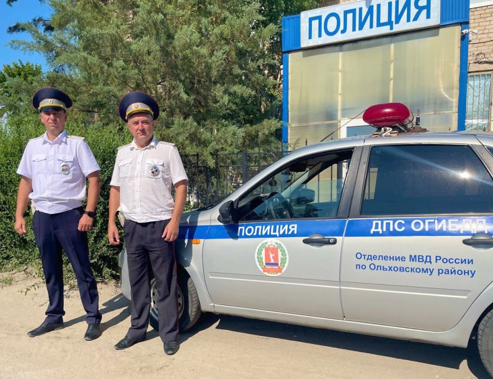 В Волгоградской области полицейские первыми приняли участие в тушении пожара