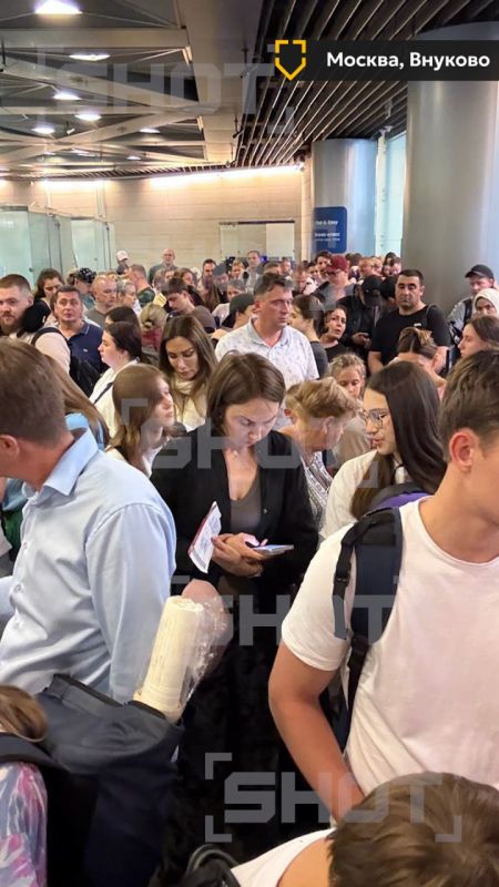 Пассажиры задержанных рейсов в Пулково коротают время за игрой в карты
