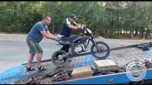 В Симферополе автоинспекторы остановили мотозаезд подростков