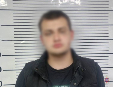 Разбил дверь и сломал зеркала на машинах: пьяный волгоградец утроил погром в многоэтажке, требуя внимания девушки