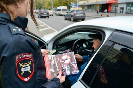 Волгоградские полицейские поздравили водителей с предстоящим Днем автомобилиста