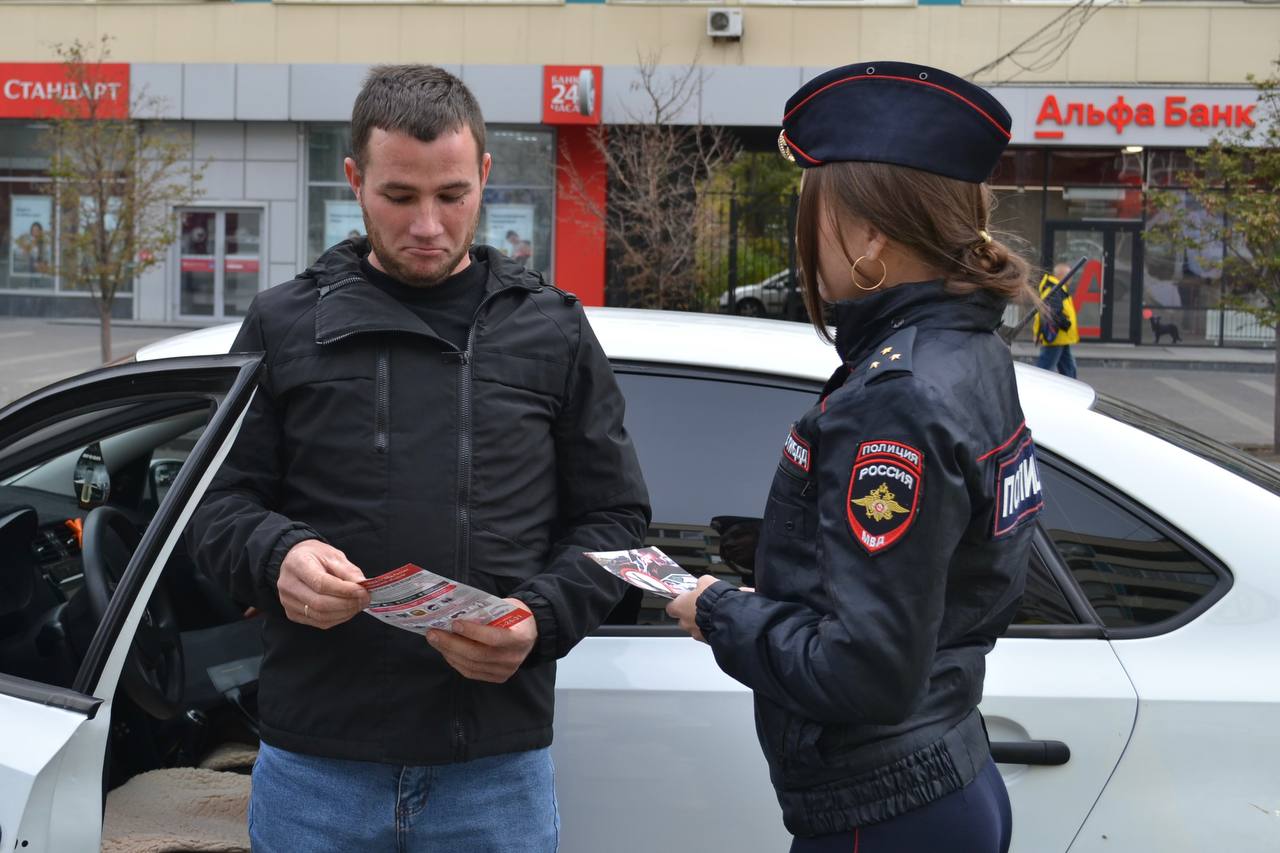 Волгоградские полицейские поздравили водителей с предстоящим Днем автомобилиста Волгоградские полицейские поздравили водителей с предстоящим Днем автомобилиста