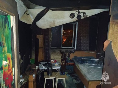Пожарные вынесли 8 человек из горящей пятиэтажки в Волжском