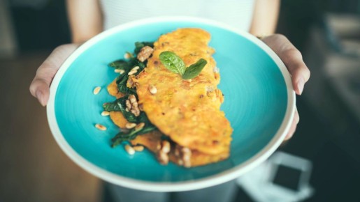 Вместо молока, сметаны и воды: с этим напитком омлет получится в разы вкуснее