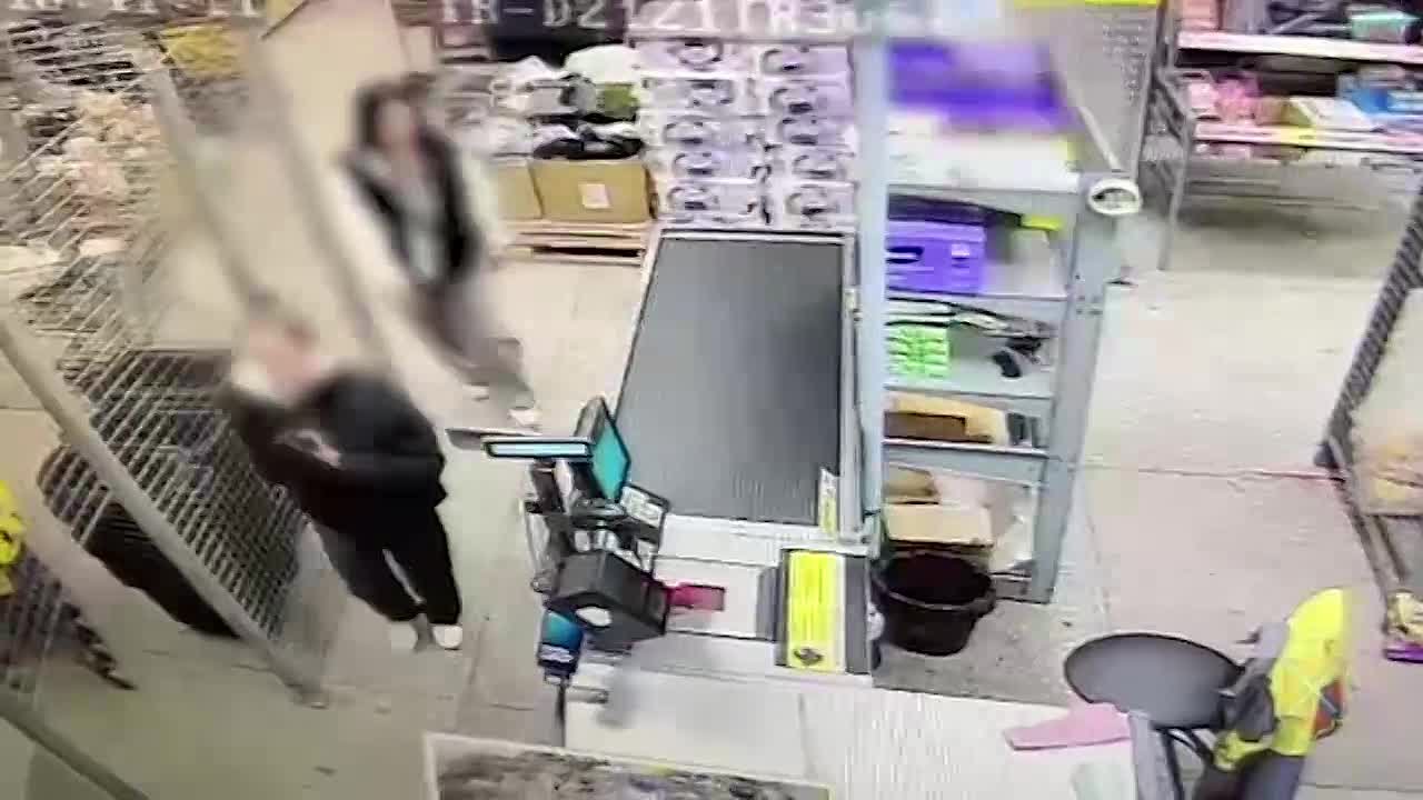 В городе Волжском задержали подростков, подозреваемых в краже из продуктового магазина
