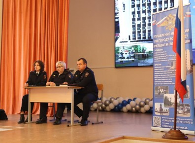 Волгоградские полицейские встретились со студентами колледжа