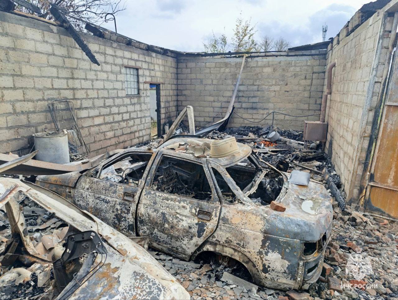сгоревших машины задень. 26 октября в поселке Котлубань горел по всей площади гараж с автомобилем «ВАЗ 2110» (фото 1,2); 26 октября в городе Петров Вал горел по всей площади автомобиль «Лада Приора» (фото 3,4) сгоревших машины задень. 26 октября в поселке Котлубань горел по всей площади гараж с автомобилем «ВАЗ 2110» (фото 1,2); 26 октября в городе Петров Вал горел по всей площади автомобиль «Лада Приора» (фото 3,4)
