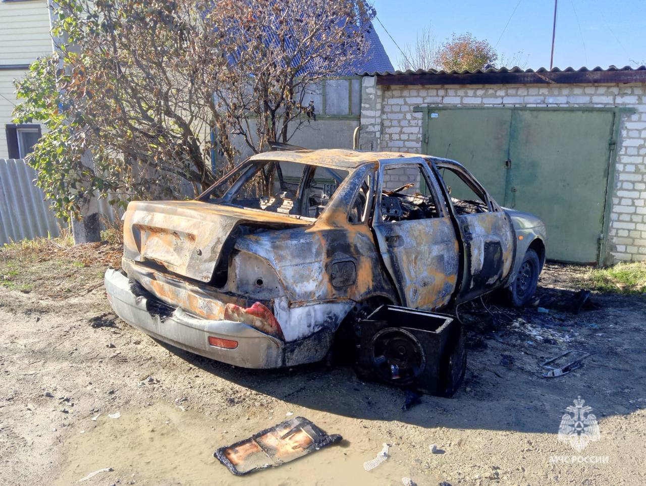 сгоревших машины задень. 26 октября в поселке Котлубань горел по всей площади гараж с автомобилем «ВАЗ 2110» (фото 1,2); 26 октября в городе Петров Вал горел по всей площади автомобиль «Лада Приора» (фото 3,4) сгоревших машины задень. 26 октября в поселке Котлубань горел по всей площади гараж с автомобилем «ВАЗ 2110» (фото 1,2); 26 октября в городе Петров Вал горел по всей площади автомобиль «Лада Приора» (фото 3,4)