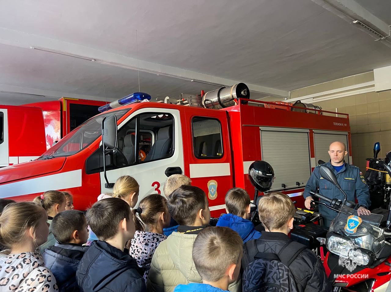 Знакомство с героями в форме: экскурсия в пожарную часть Знакомство с героями в форме: экскурсия в пожарную часть