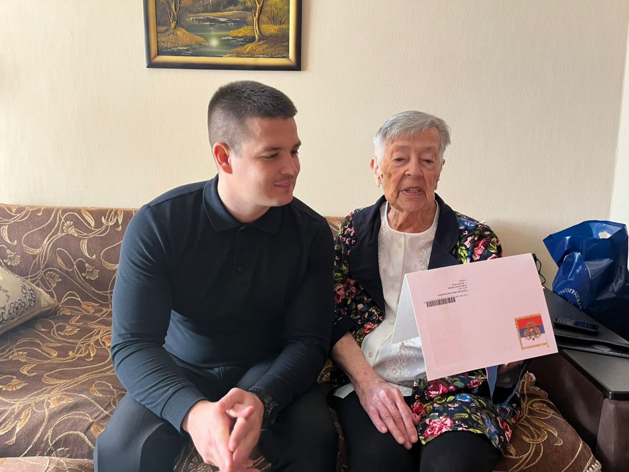 25 октября свой 100-летний юбилей отметила жительница Краснооктябрьского района Волгограда, труженица тыла Нина Васильевна Глазкова 25 октября свой 100-летний юбилей отметила жительница Краснооктябрьского района Волгограда, труженица тыла Нина Васильевна Глазкова