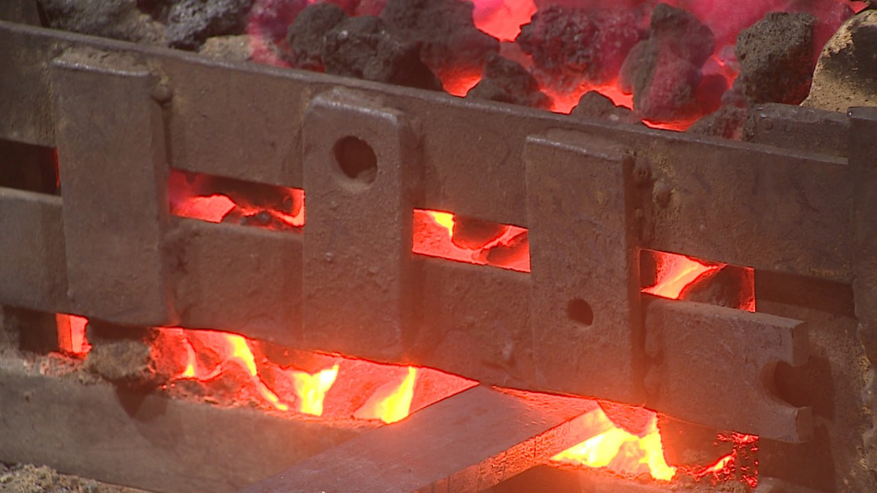 Процесс изготовления исторического оружия показали на Волгоградской казачьей фабрике Процесс изготовления исторического оружия показали на Волгоградской казачьей фабрике