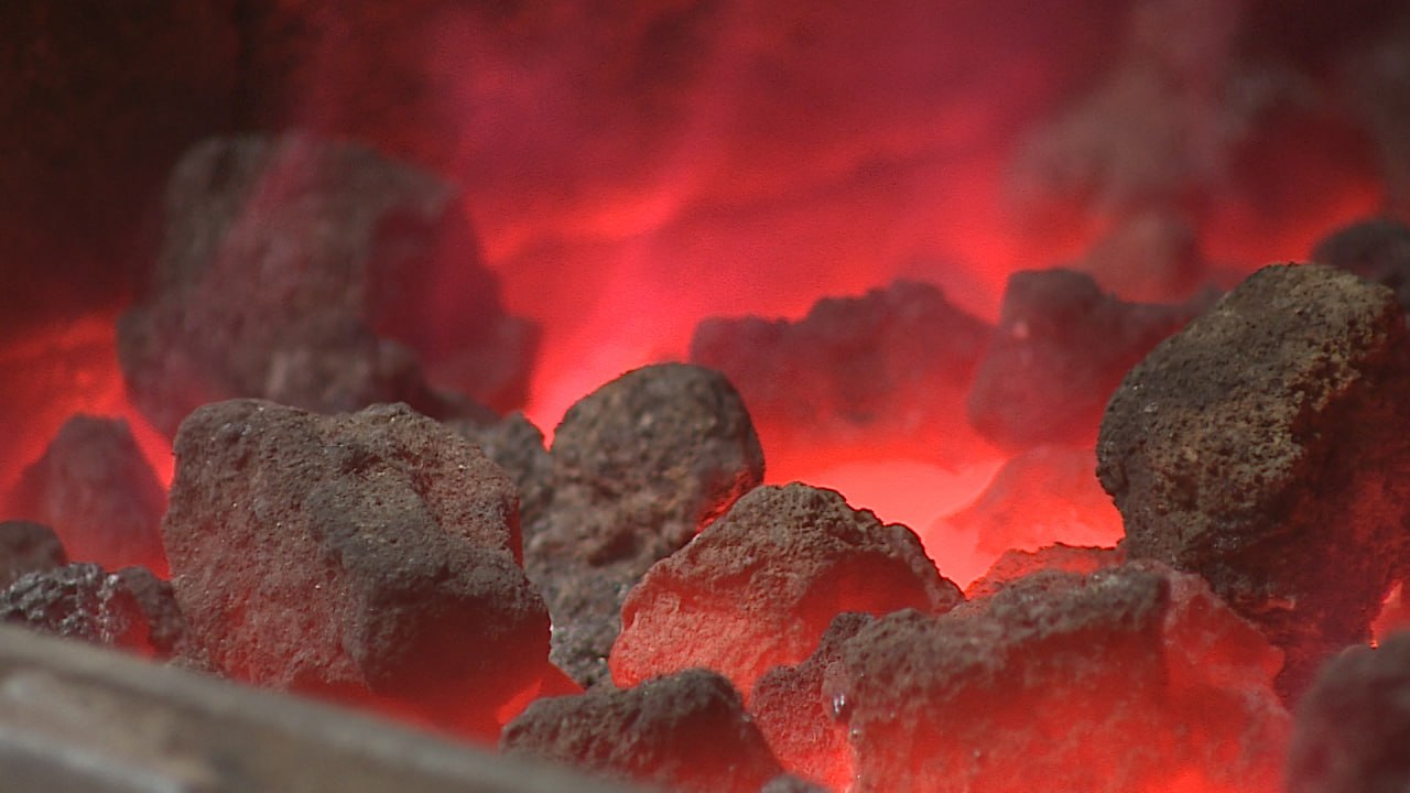 Процесс изготовления исторического оружия показали на Волгоградской казачьей фабрике Процесс изготовления исторического оружия показали на Волгоградской казачьей фабрике