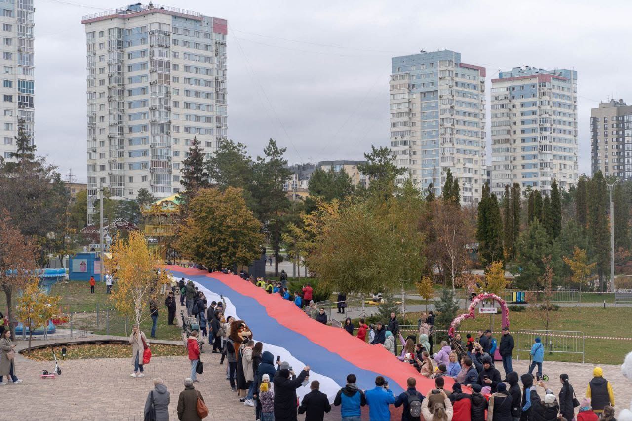 100-метровый флаг России развернут в ЦПКиО Волгограда 4 ноября