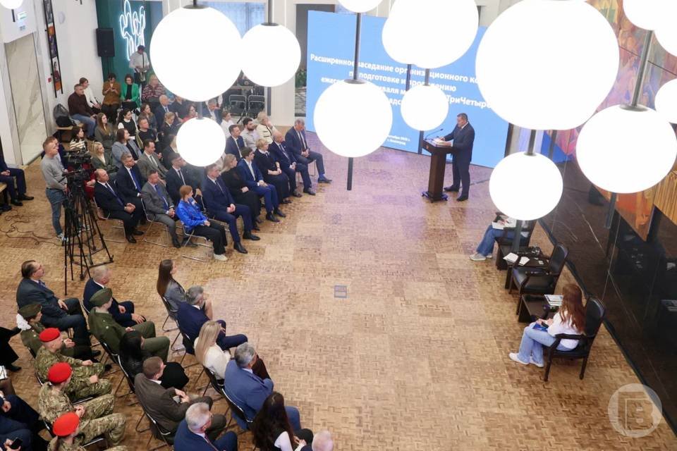 Бочаров пообщался с волгоградской молодежью в обновленном ТЮЗе Бочаров пообщался с волгоградской молодежью в обновленном ТЮЗе