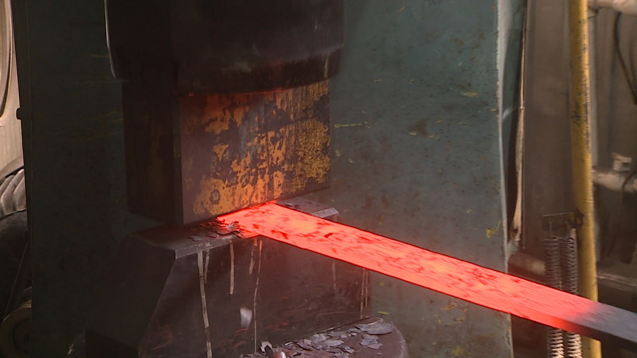 Процесс изготовления исторического оружия показали на Волгоградской казачьей фабрике Процесс изготовления исторического оружия показали на Волгоградской казачьей фабрике