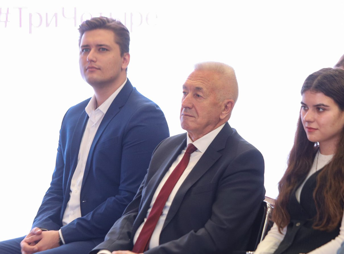 Итоги фестиваля #ТриЧетыре, вовлечение молодежи в выполнение программ развития Волгоградской области стали темами расширенной встречи губернатора Андрея Бочарова с организаторами и участниками ежегодного феста Итоги фестиваля #ТриЧетыре, вовлечение молодежи в выполнение программ развития Волгоградской области стали темами расширенной встречи губернатора Андрея Бочарова с организаторами и участниками ежегодного феста