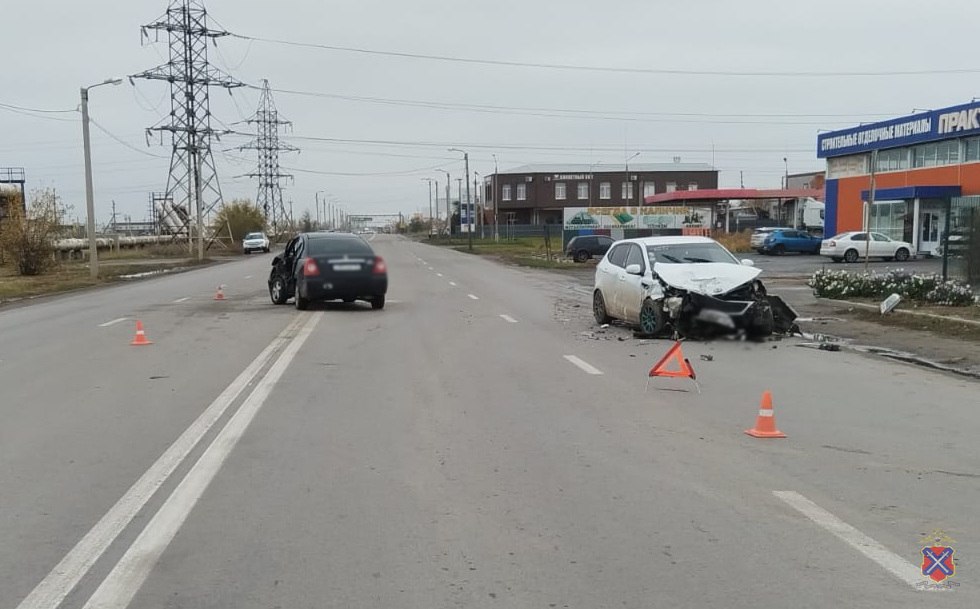Два ДТП за сутки произошли на улице Пушкина в Волжском Два ДТП за сутки произошли на улице Пушкина в Волжском
