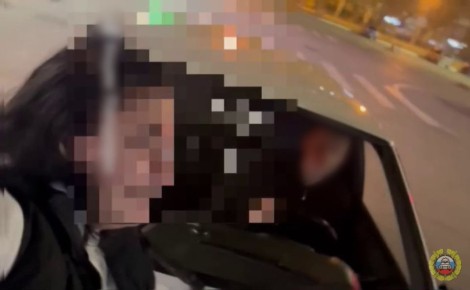 В Волжском полицейские привлекли к ответственности водителя, перевозившего пассажира на капоте автомобиля