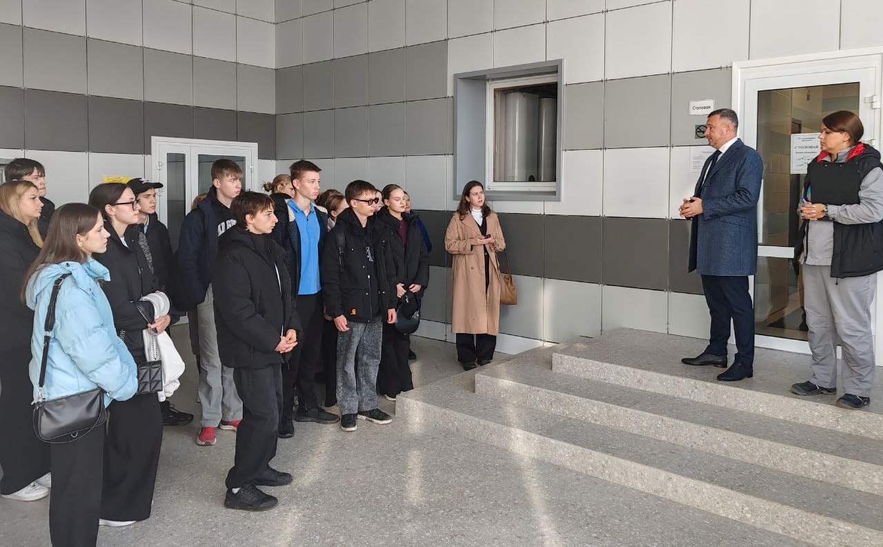 Учащиеся Бурковской средней школы в рамках образовательного проекта «Агрокласс» посетили одно из ведущих сельскохозяйственных предприятий Волгоградской области